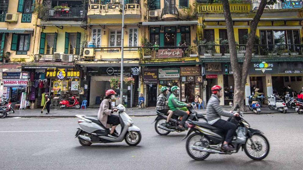 Curiosidades de Vietnam: vino de serpiente y motos