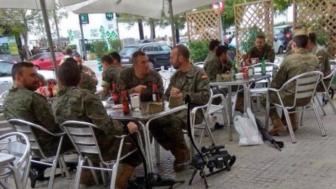 Defensa investigará a los militares que pararon a tomar unas cervezas con las armas en el suelo
