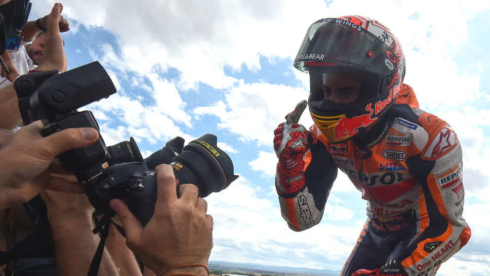 Marc Márquez celebra su victoria en la carrera de MotoGP en Motorland. (AFP)