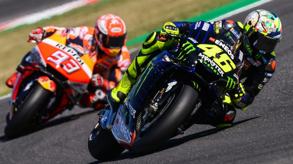 Márquez persigue a Rossi en el GP de San Marino 2019 (AFP).
