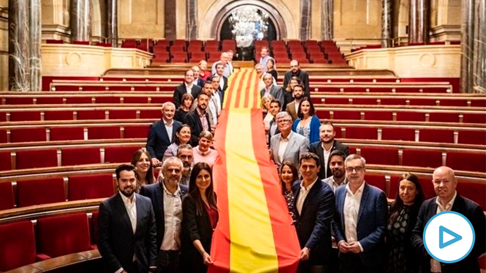 Albert Rivera posa con los diputados catalanes de Ciudadanos en el Parlament