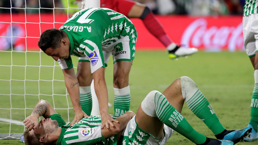 Andrés Guardado atiende a Loren Morón (EFE)
