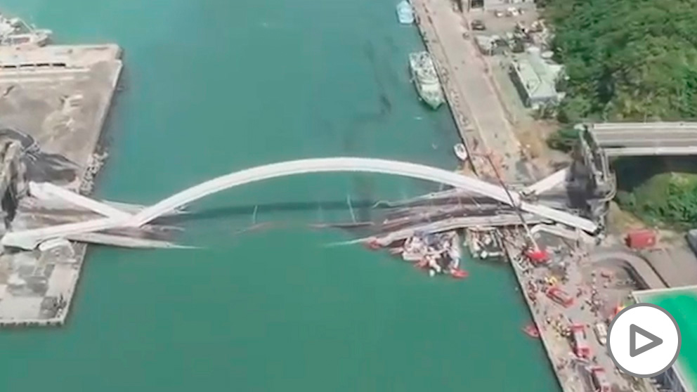 Puente se derrumba en Taiwán.