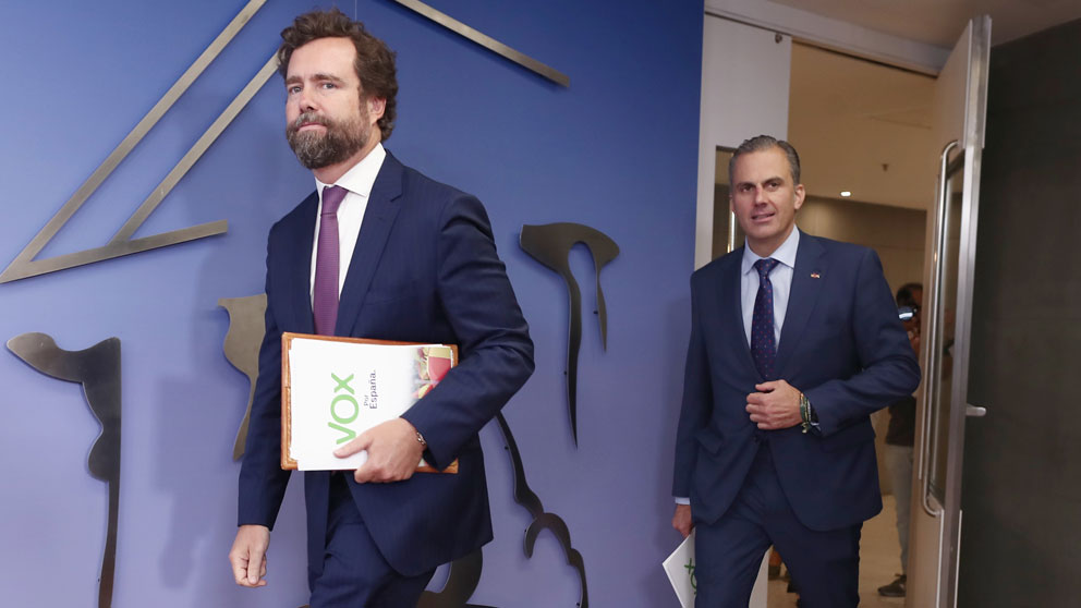 Iván Espinosa de los Monteros y Javier Ortega Smith, de Vox, en el Congreso de los Diputados. Foto: EP