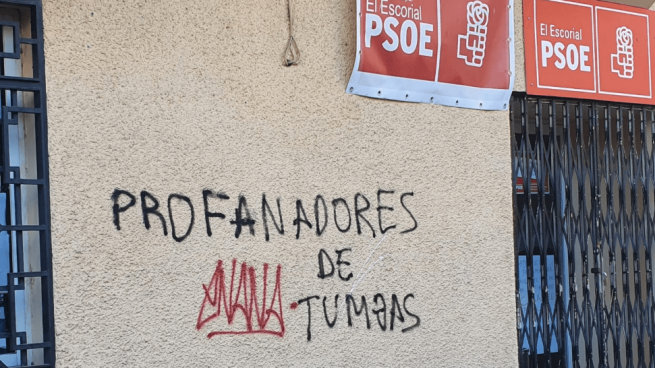 Pintadas en la sede del PSOE de El Escorial @Twitter