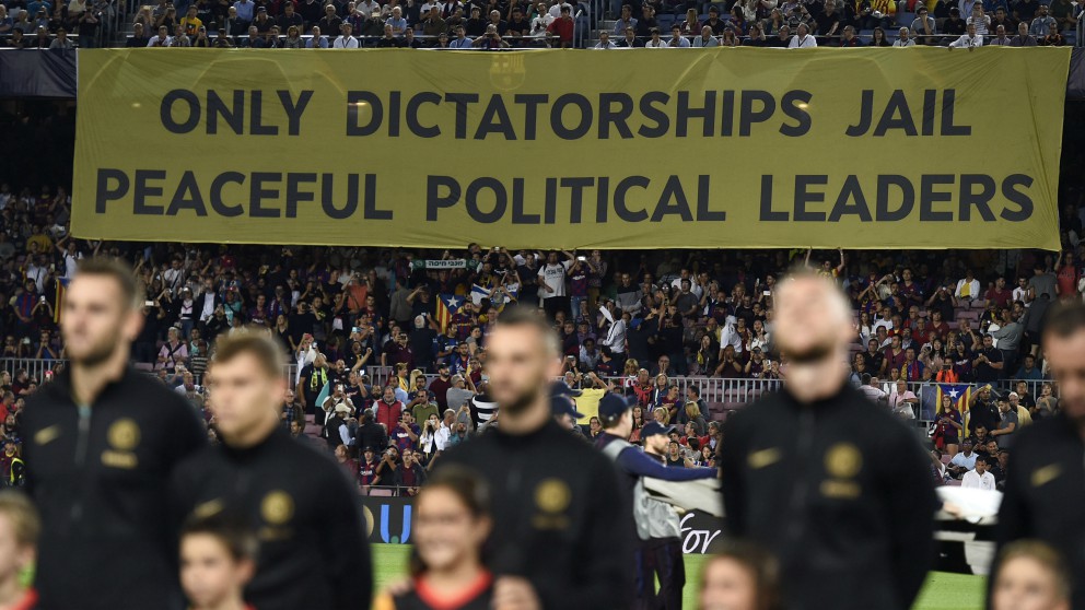 Otro aquelarre independentista en el Camp Nou. (AFP)