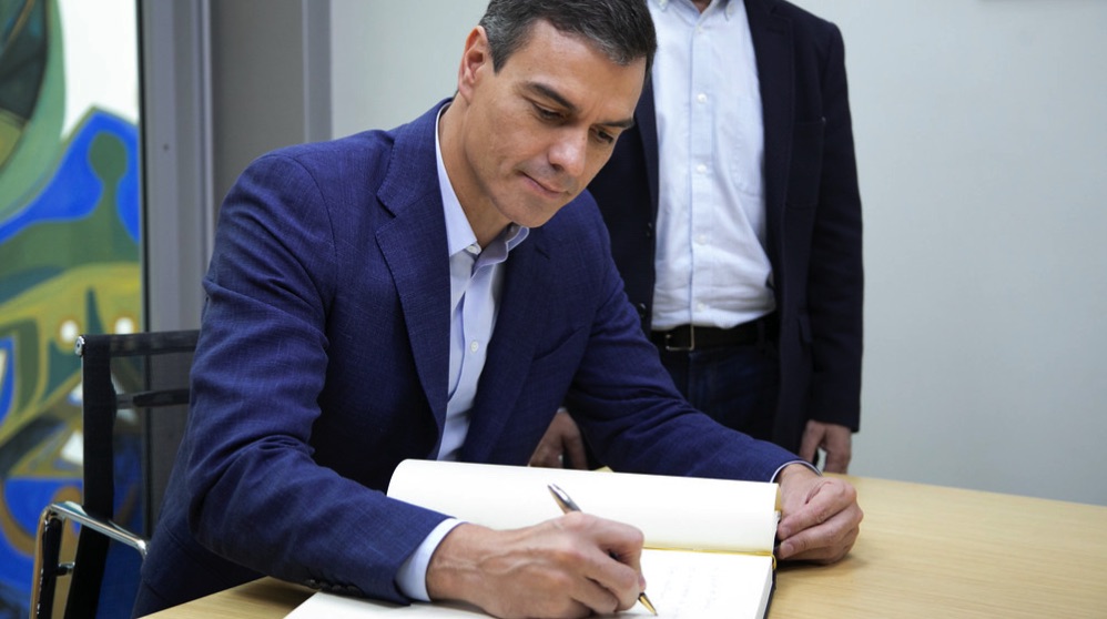 Pedro Sánchez firmando en un libro. (Foto. PSOE)