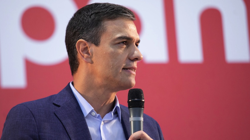 Pedro Sánchez sujetando con un micrófono durante un acto de campaña. (Foto. PSOE)