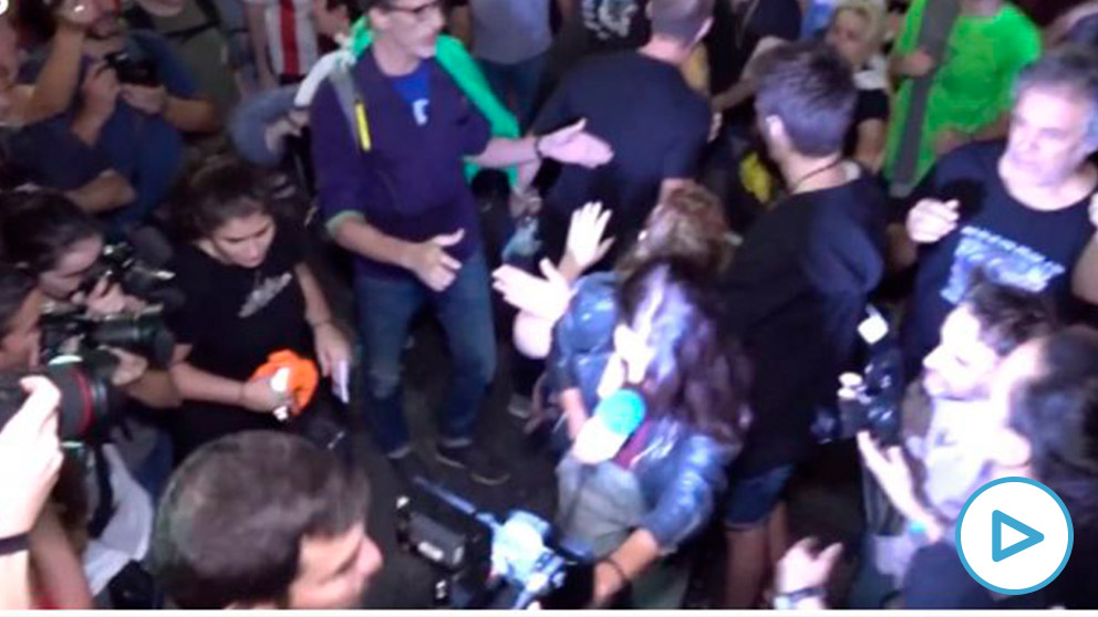 Imagen del momento en el que zarandearon e increparon a una periodista en el 1-O
