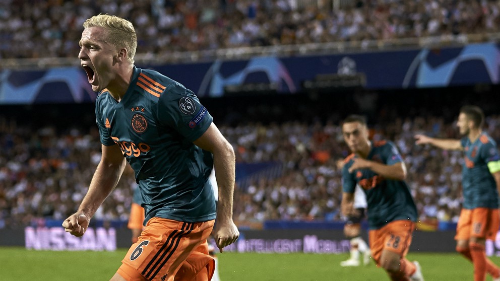 Van de Beek celebra su gol frente al Valencia. (Getty)