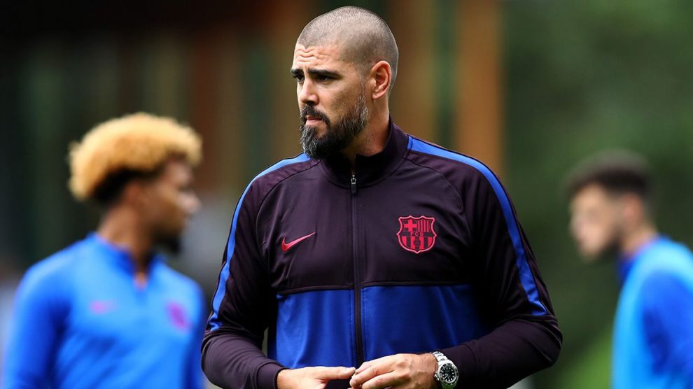 Víctor Valdés, en un entrenamiento con la cantera del Barça.