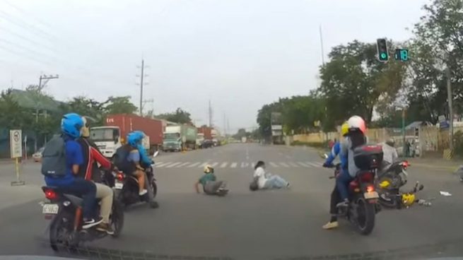 Facebook: Se salta un semáforo en rojo y causa un aparatoso accidente