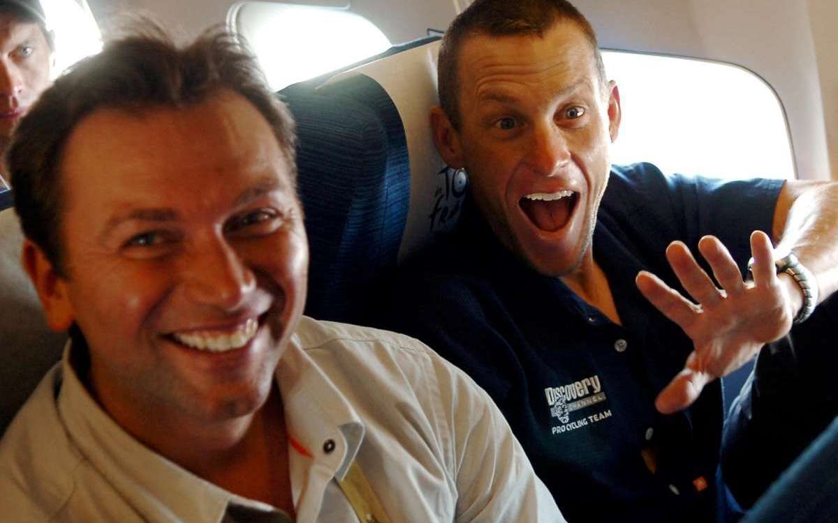 Lance Armstrong comparte asiento con su amigo Johan Bruyneel.