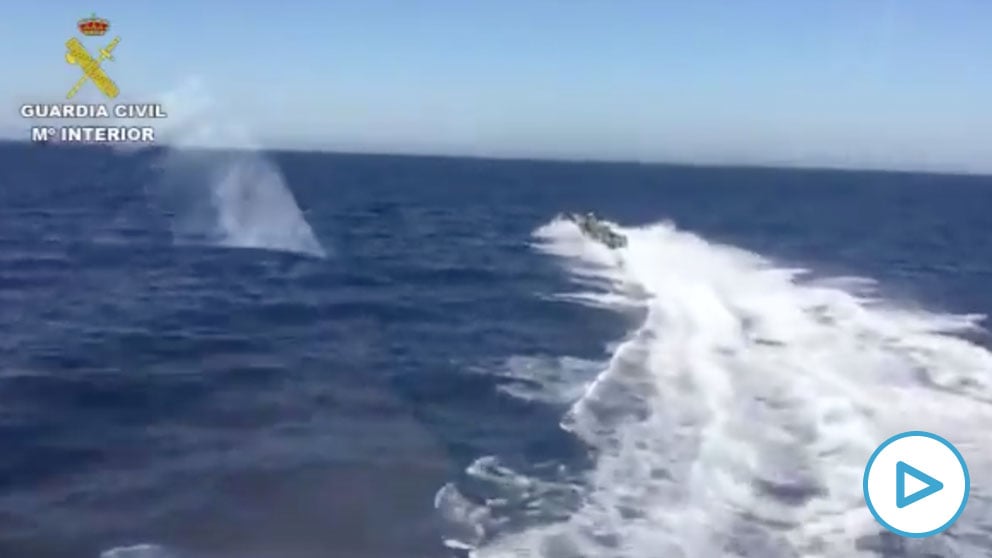 Momento de la persecución de la Guardia Civil a los narcos.