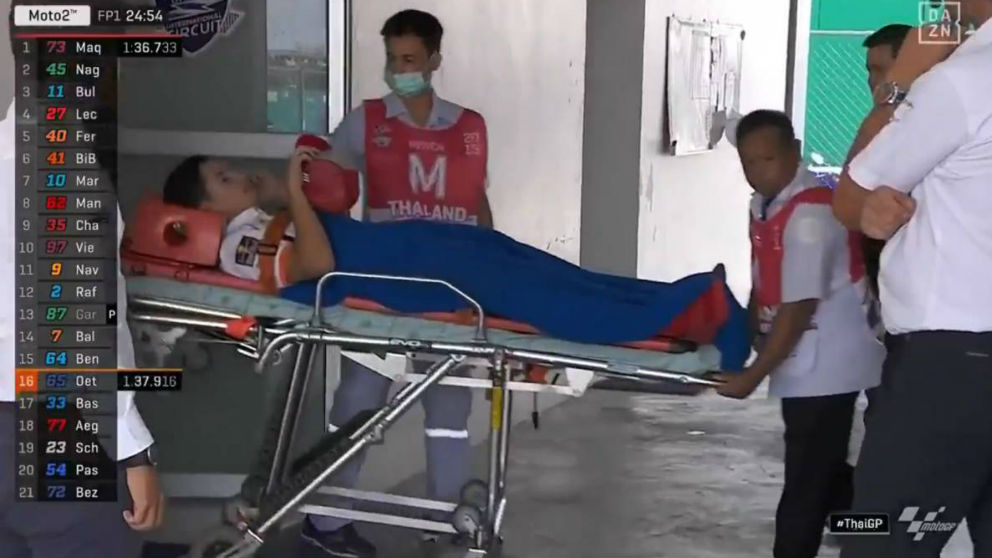 Marc Márquez, trasladado al hospital tras sufrir una caída en Tailandia. (@dazn)