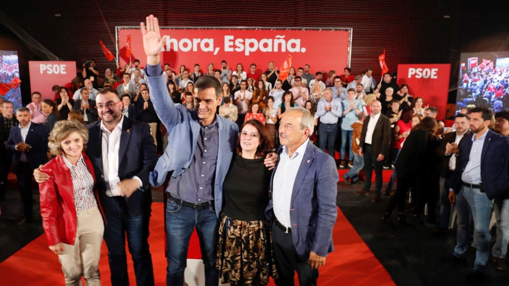 Pedro Sánchez, Adriana Lastra y Adrián Barbón, en el acto electoral del PSOE celebrado este viernes en Oviedo (Foto: EFE).