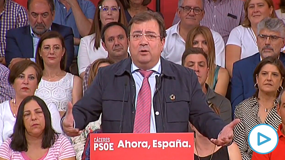 Guillermo Fernández Vara pide por error el voto para Felipe González en un mitin del PSOE.