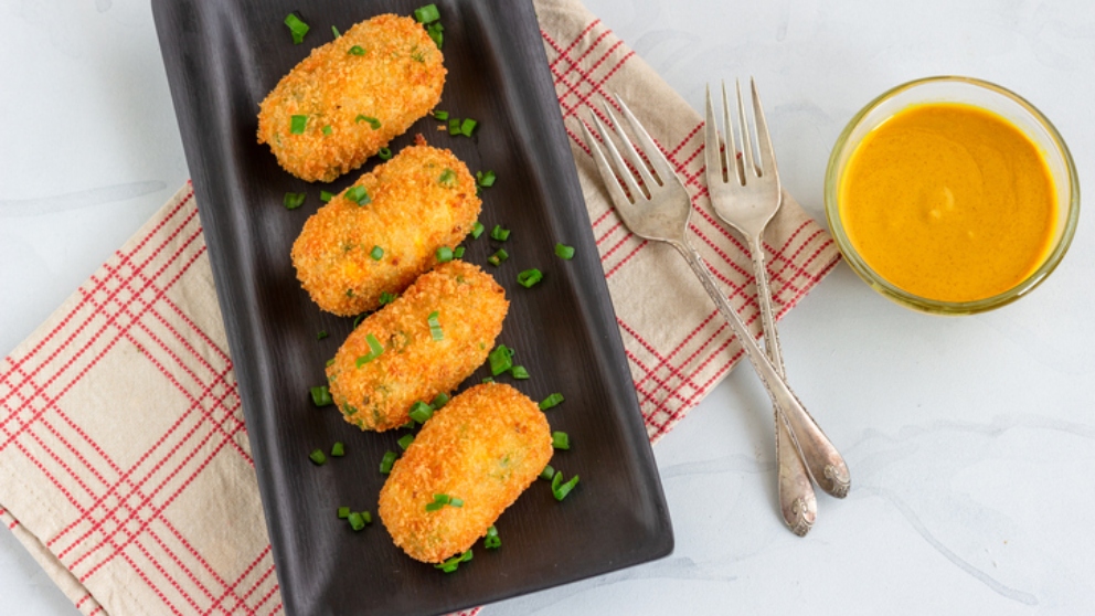 Bolitas de queso empanadas con semillas de calabaza