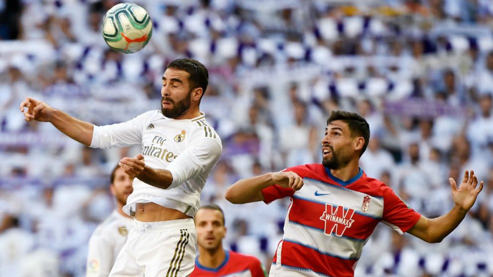 Dani Carvajal despeja un balón ante el Granada.