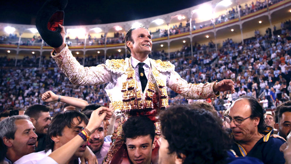 Antonio Ferrera sale a hombros este sábado en Las Ventas (Foto: EFE).