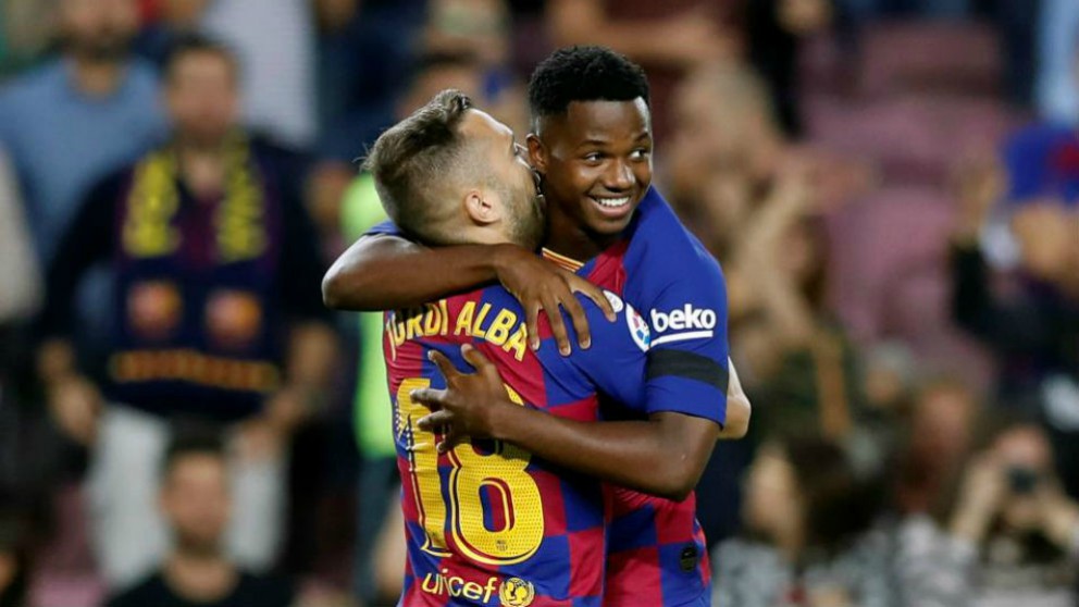 Jordi Alba y Ansu Fati celebran un gol. (EFE)