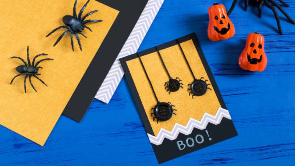 Pasos para hacer una tarjeta de invitación para una fiesta de Halloween