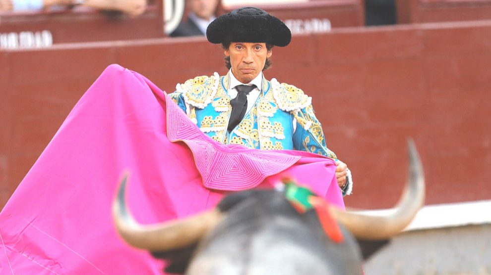 Curro Díaz durante una de sus faenas (Foto: EFE).