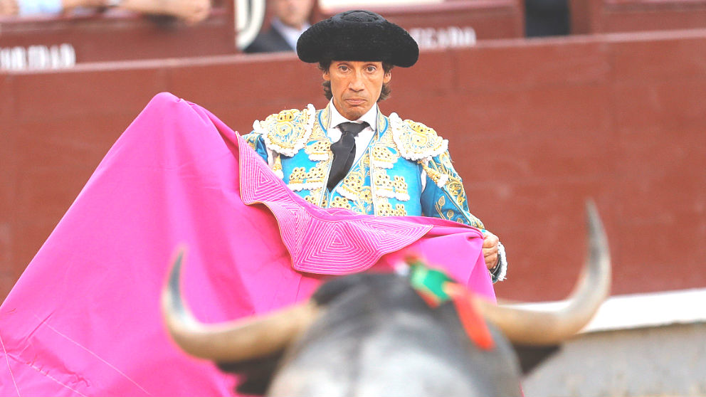 Curro Díaz durante una  faena (Foto: EFE).