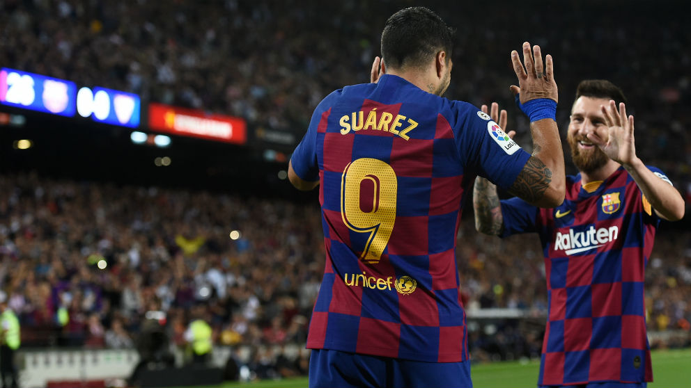 Luis Suárez y Messi celebran el 1-0 del Barcelona al Sevilla. (AFP)