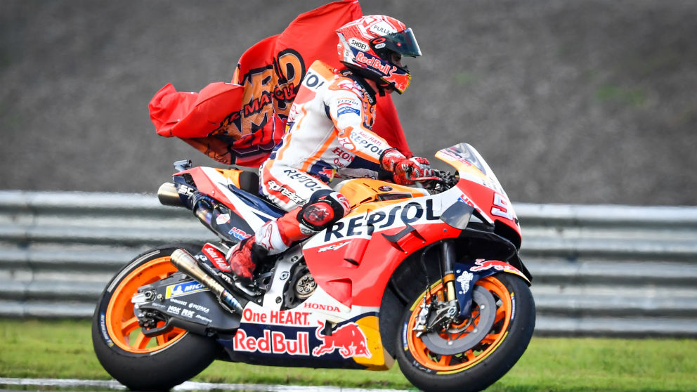 Marc Márquez se proclamó campeón del mundo de MotoGP con victoria en Tailandia. (AFP)