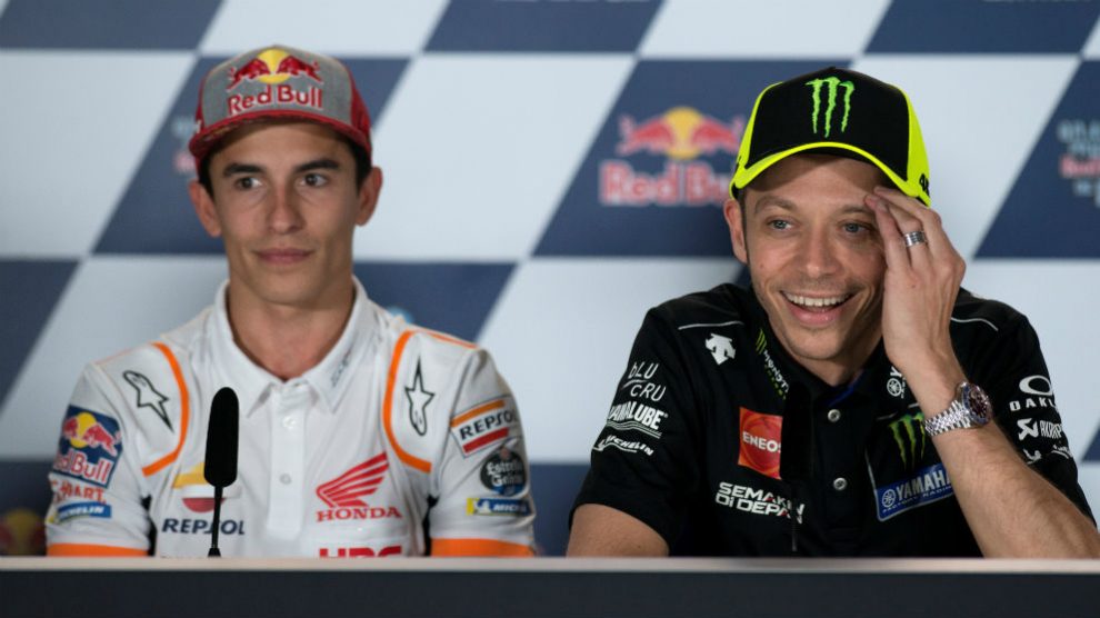 Marc Márquez y Valentino Rossi durante una rueda de prensa. (AFP)