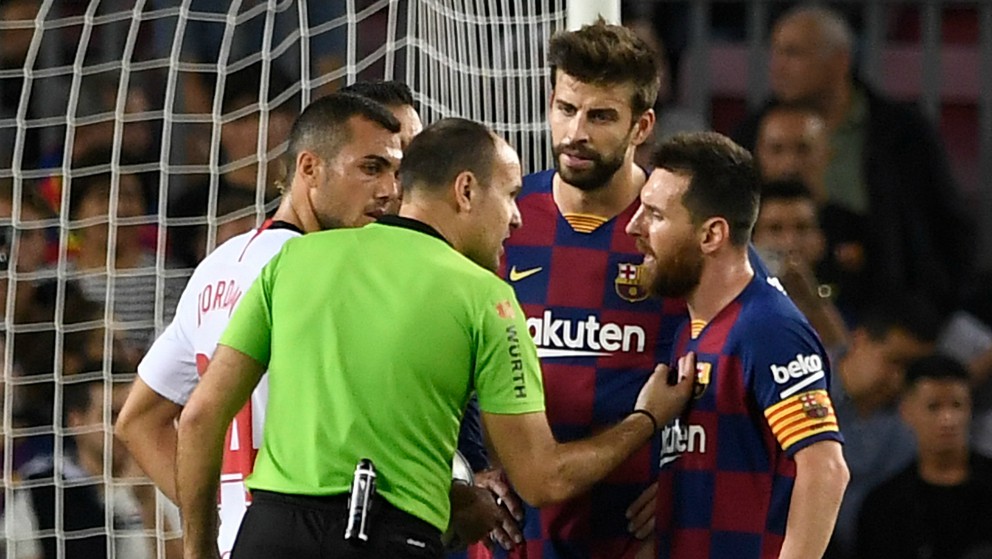 Mateu Lahoz conversa con los jugadores del Barcelona. (AFP)