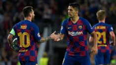 Messi y Luis Suárez se felicitan tras la consecución de un gol. (AFP)