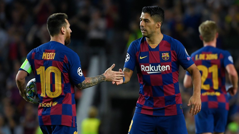 Messi y Luis Suárez se felicitan tras la consecución de un gol. (AFP)