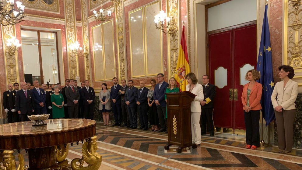 La Mesa del Congreso —sin Podemos— y la secretaria de Estado de Seguridad, Ana Botella, en el acto de la Policía Nacional por su patrón. (Foto: @RubenTejedorr)