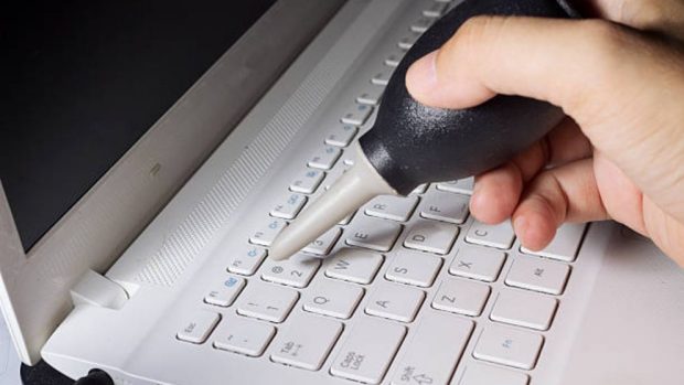 como limpiar el teclado de un portátil