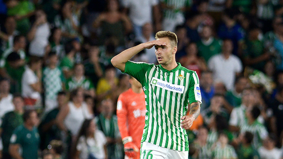 Loren Morón celebra un gol con el Betis (AFP)
