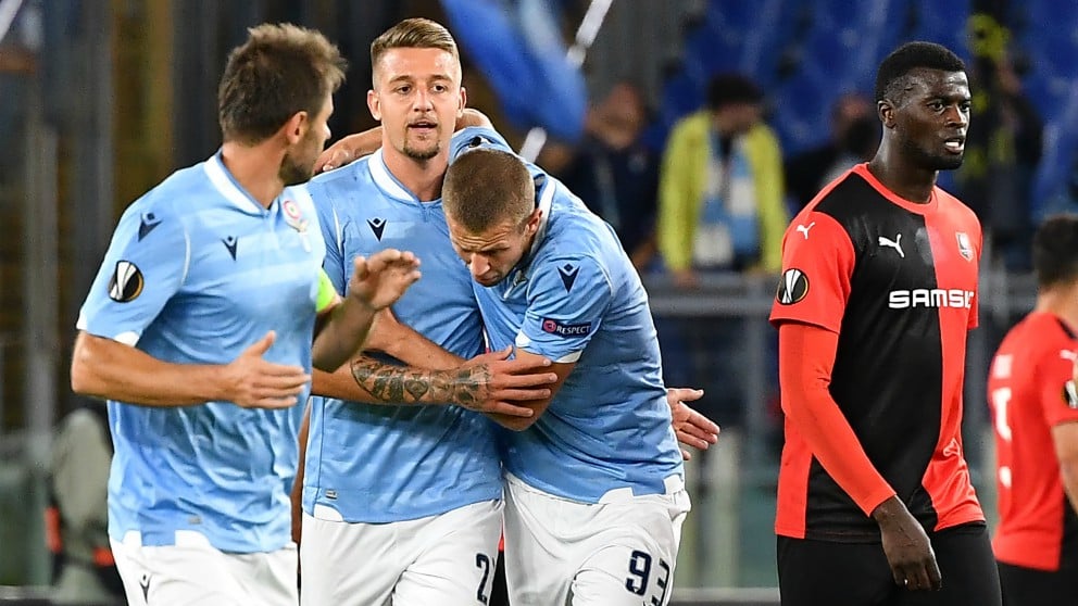 Los jugadores de la Lazio celebran un gol ante el Rennes. (AFP)