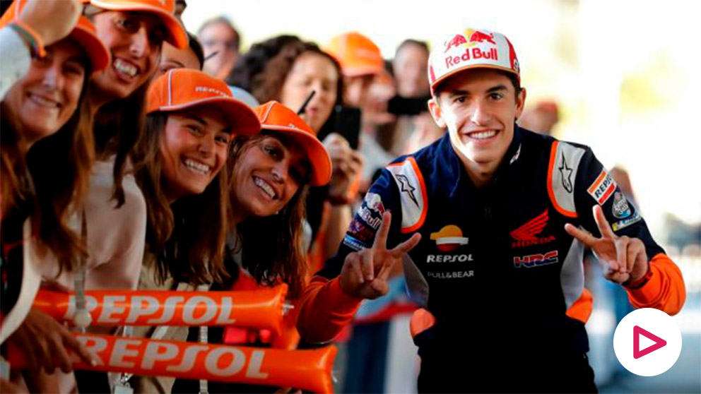 Marc Márquez posa junto a sus seguidores. (EFE)