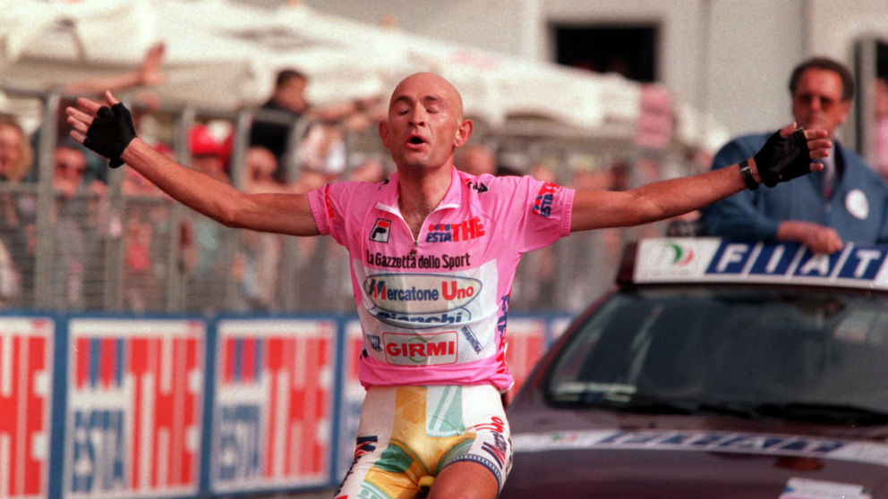Marco Pantani celebra un triunfo en el Giro de Italia.