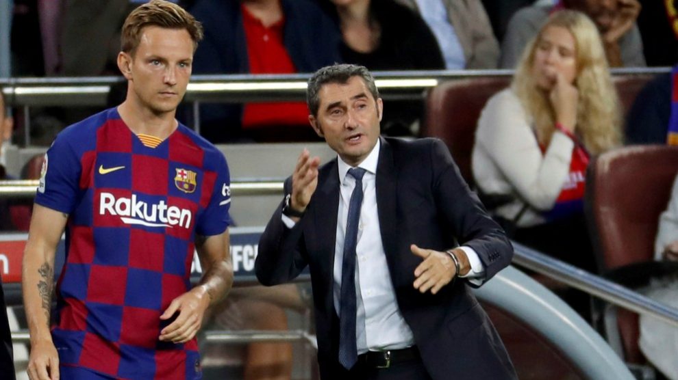 Rakitic, con gesto serio, recibe instrucciones de Valverde. (AFP)