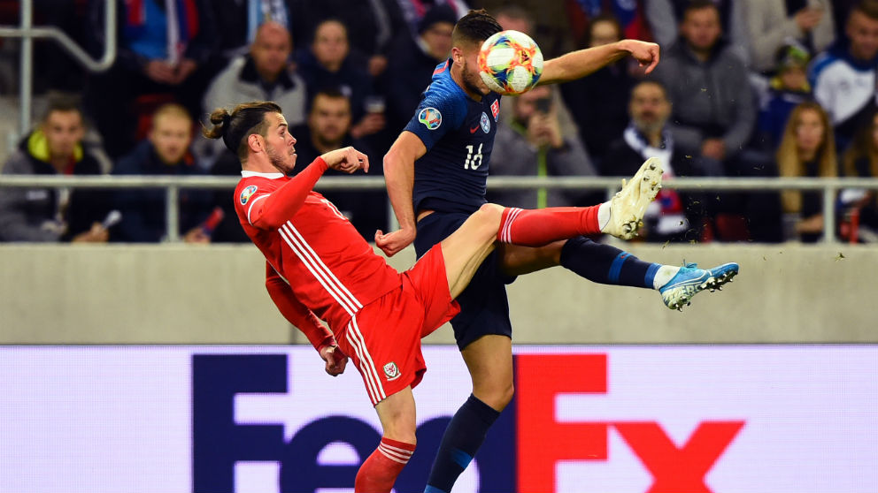 Bale, durante un partido con Gales. (AFP)