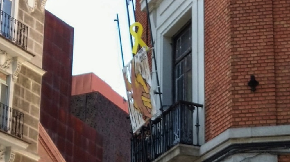 Lazo amarillo en la fachada de la casa okupa ‘La Ingobernable’.
