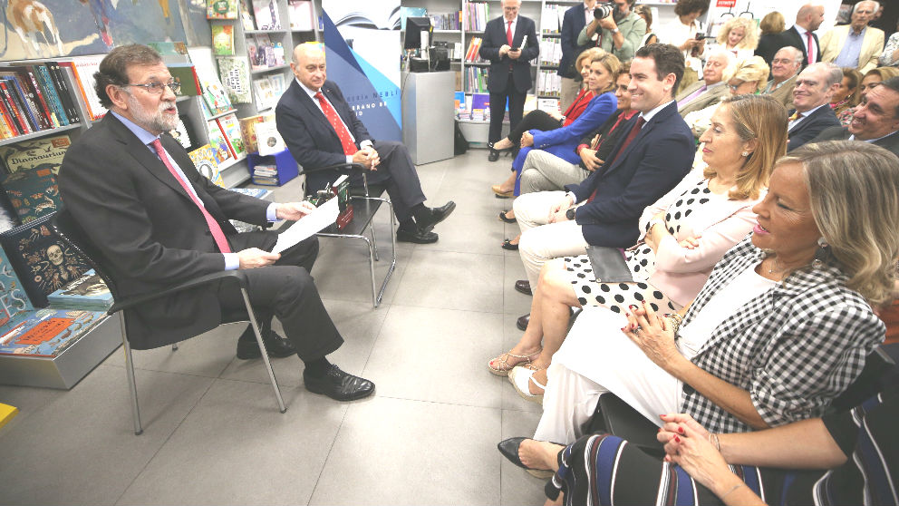 Rajoy en la presentación del libro de Jorge Fernández Díaz, a la que también asistieron Ana Pastor y Teodoro García Egea (Foto: EFE).