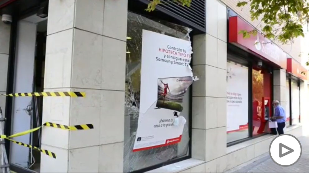 Robo de un cajero del banco Santander ubicado en la calle Suecia (Madrid)