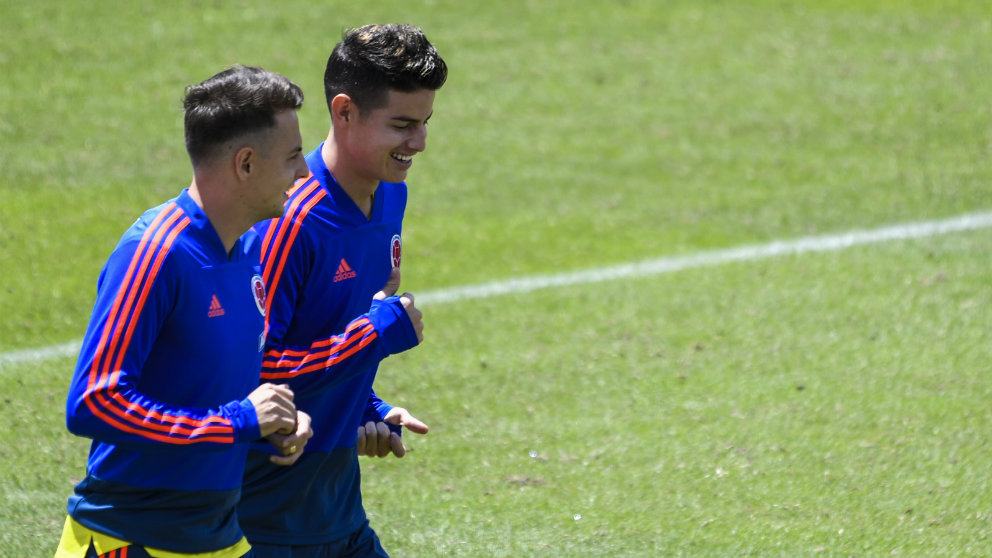 Santiago Arias y James Rodríguez en un entrenamiento de la selección colombiana (AFP)