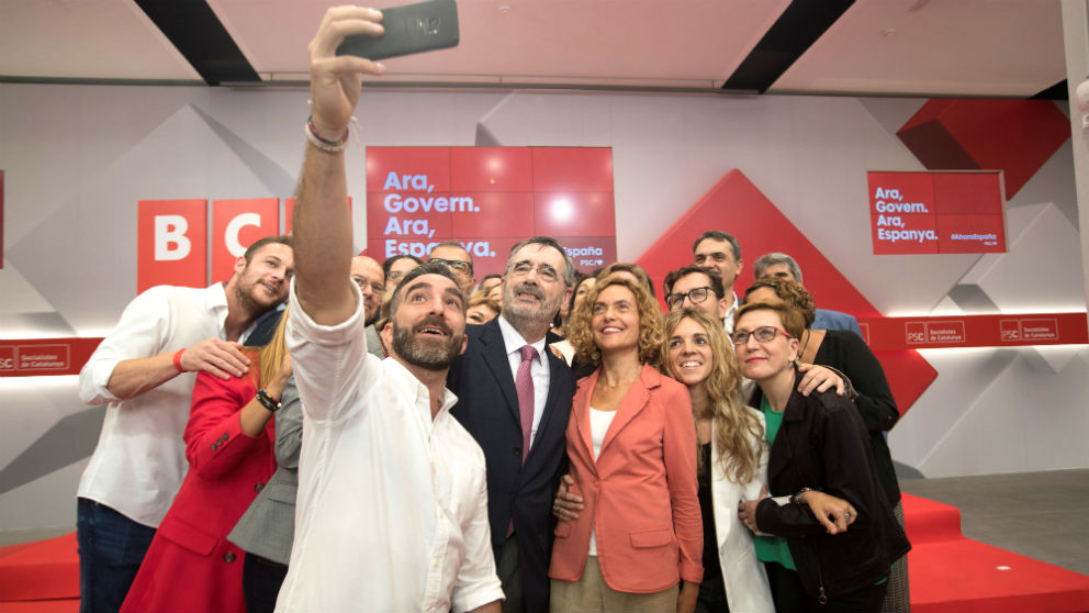 Meritxell Batet y Manuel Cruz se hacen un selfi con el resto de candidatos del PSC (Foto: EFE).