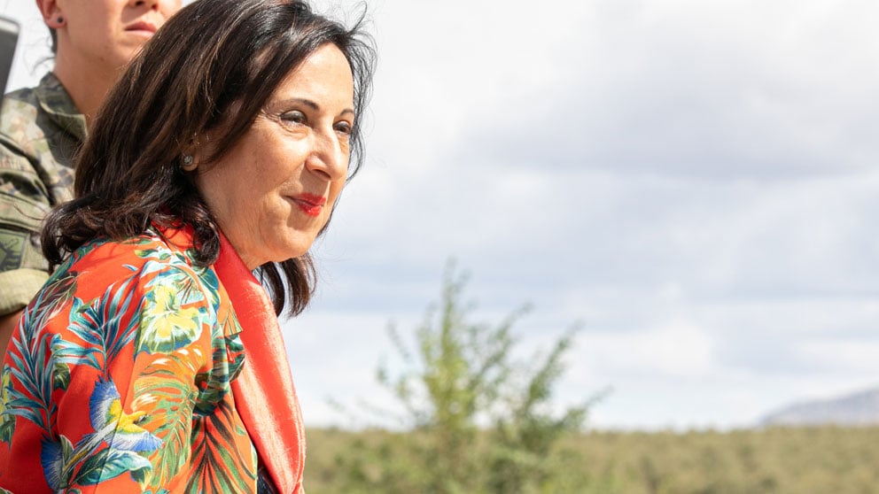 La ministra de Defensa en funciones, Margarita Robles (i), observa durante su visita las labores de desmontaje del puente instalado por el Ejército de Tierra en la localidad de El Rubio. Foto: EP