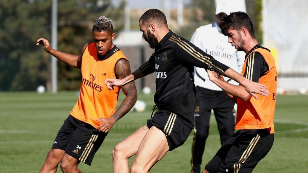 Mariano, Benzema y Theo durante un entrenamiento. (Realmadrid.com)