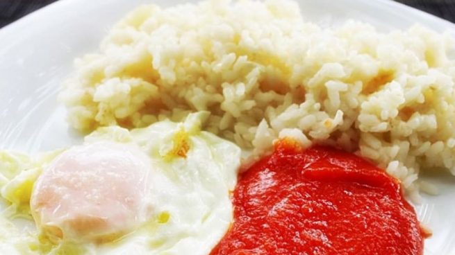 Huevos al plato con tomate y arroz